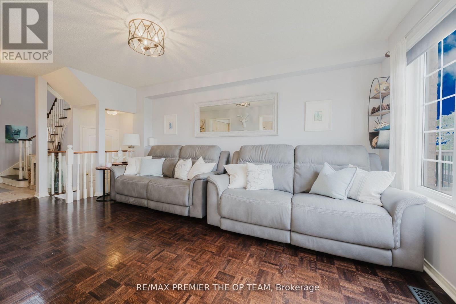 50 Beaverbrook Crescent, Vaughan, ON - Indoor Photo Showing Living Room