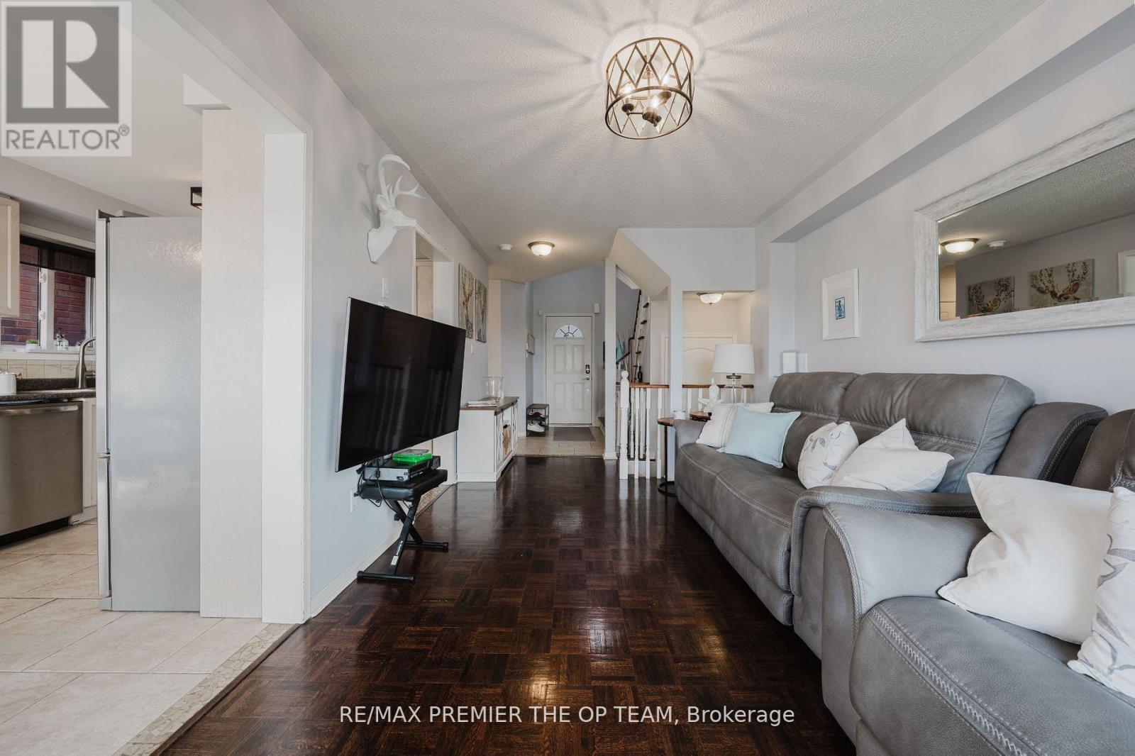 50 Beaverbrook Crescent, Vaughan, ON - Indoor Photo Showing Living Room