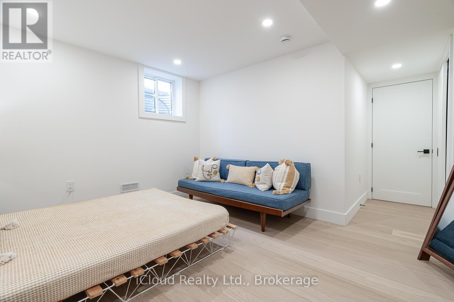 5389 Kindos Street, Burlington, ON - Indoor