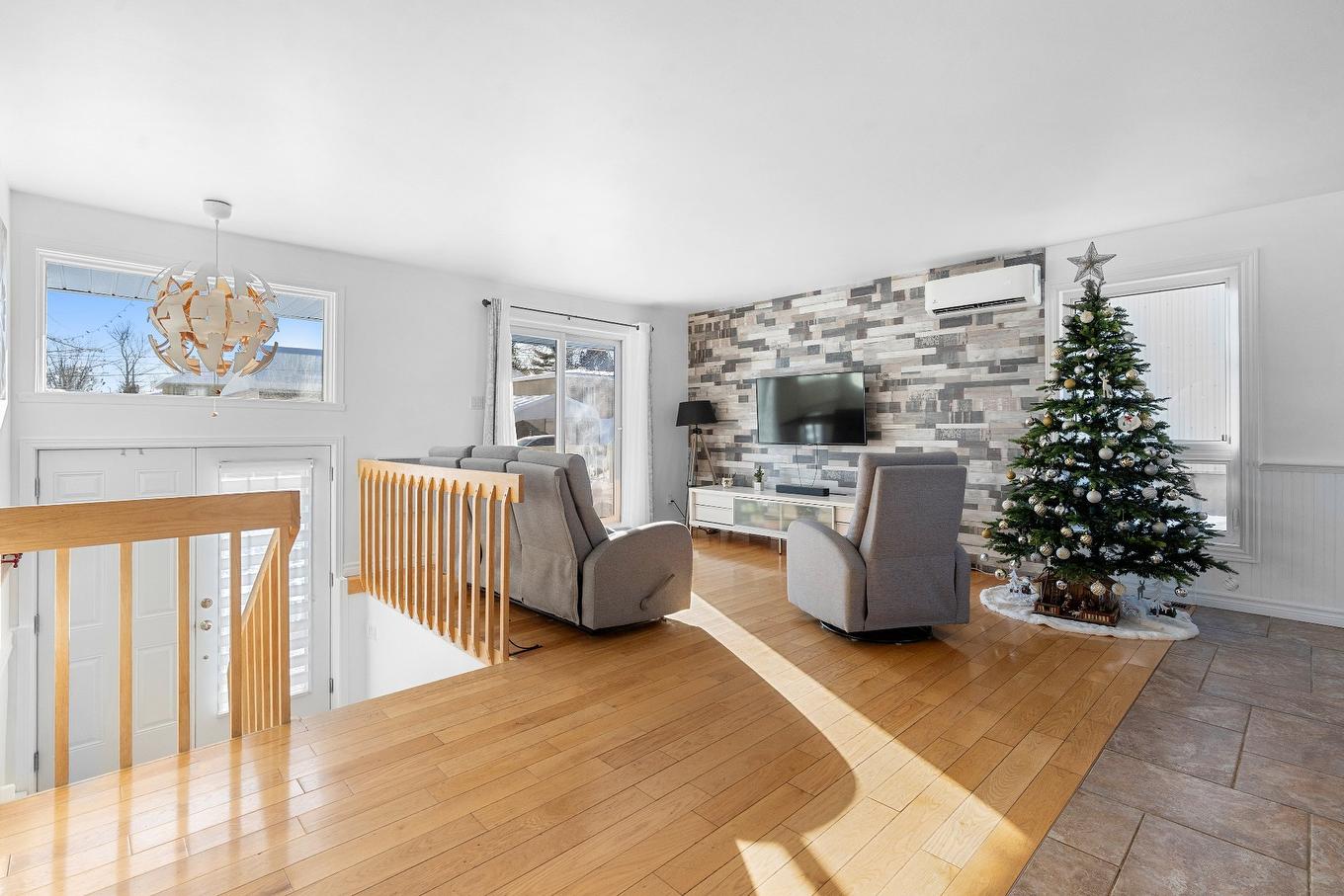 Salon - 1438 Rue Éliot, Québec (La Haute-Saint-Charles), QC - Indoor Photo Showing Living Room With Fireplace