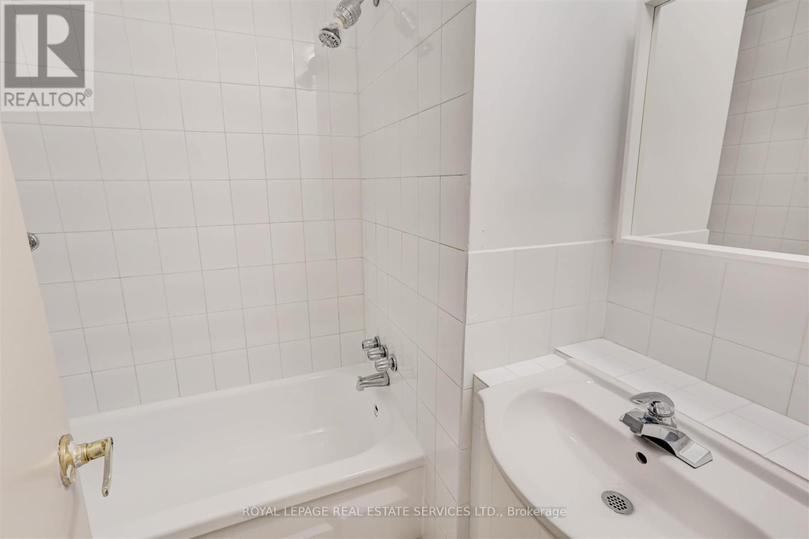 102 - 1530 King Street W, Toronto, ON - Indoor Photo Showing Bathroom