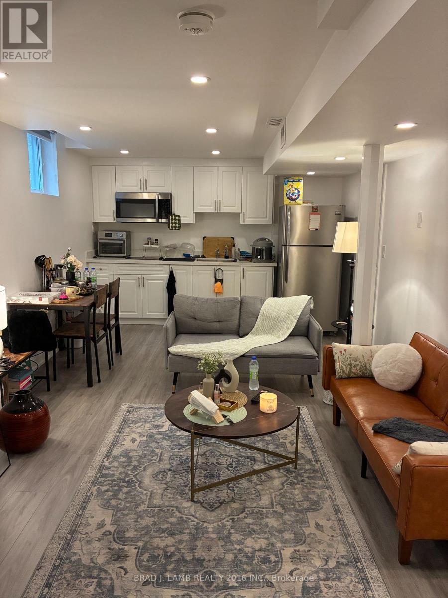Bsmt - 922 Mays Crescent, Mississauga, ON - Indoor Photo Showing Living Room