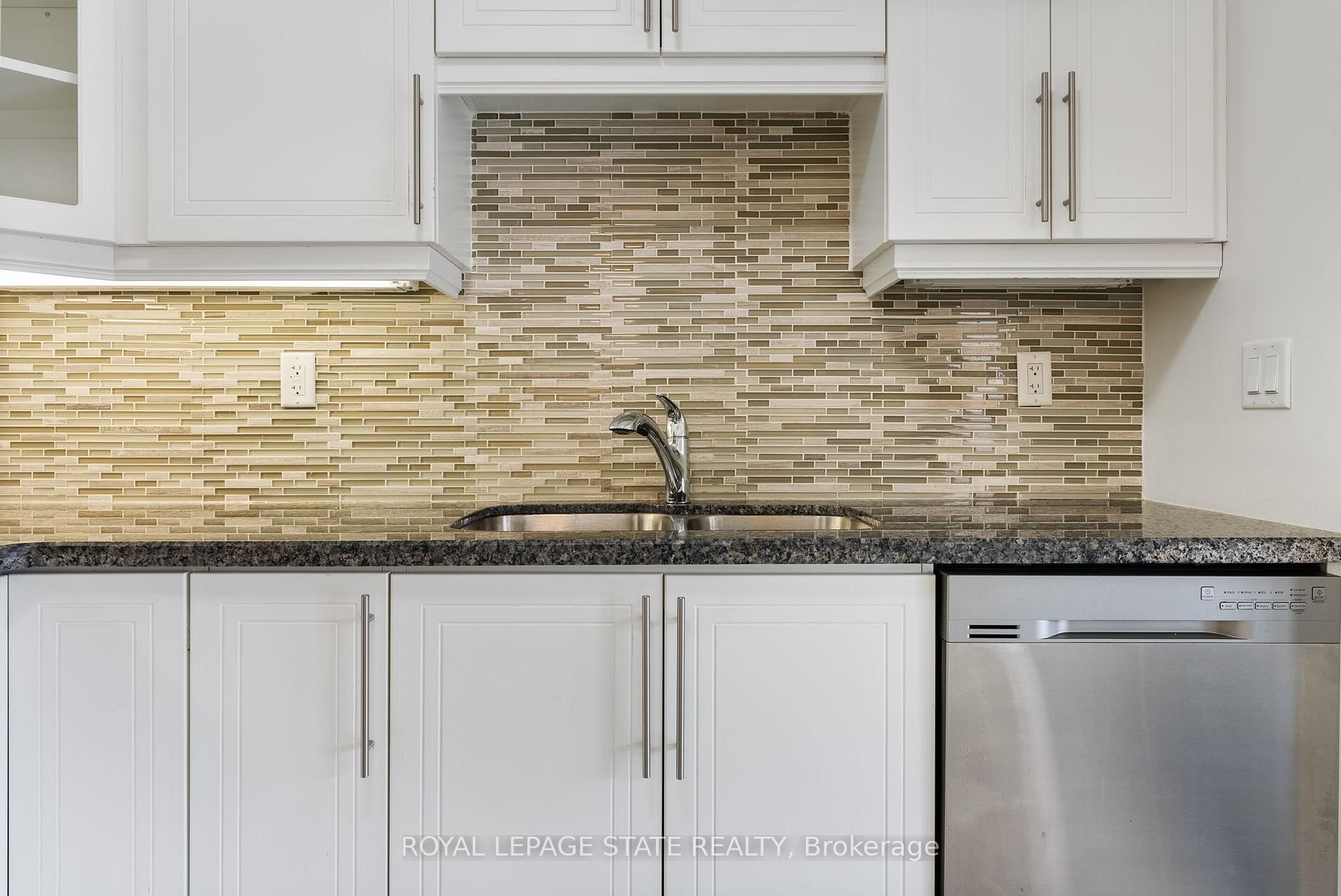 68 Dodman Crescent, Hamilton, ON - Indoor Photo Showing Kitchen With Double Sink With Upgraded Kitchen