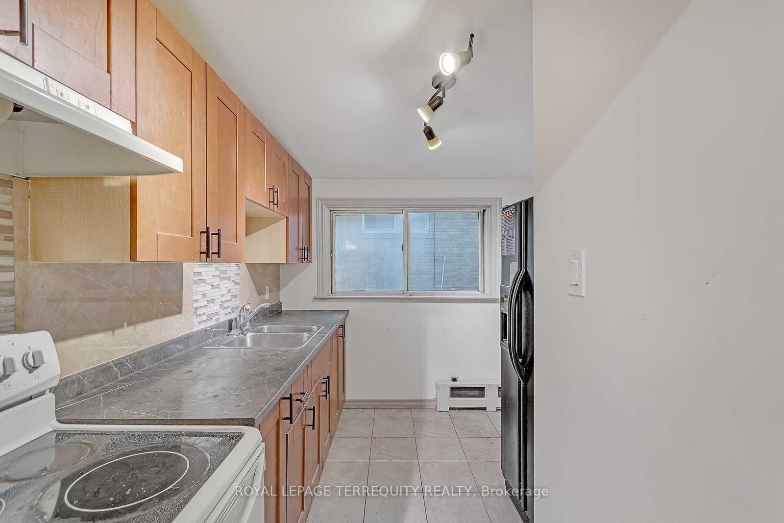 201-2977 Lawrence Avenue E, Toronto, ON - Indoor