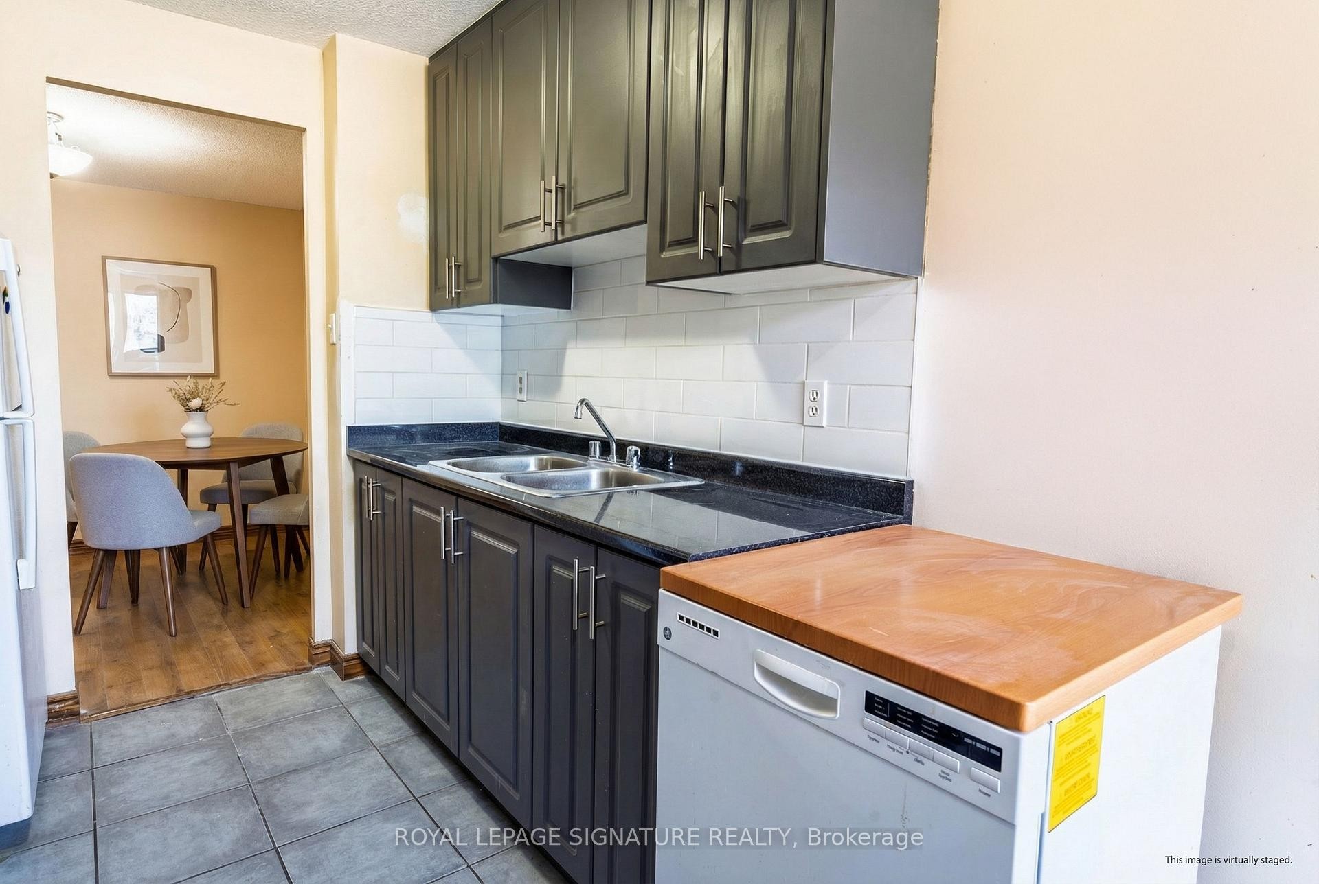 209-15 Kensington Road, Brampton, ON - Indoor Photo Showing Kitchen With Double Sink