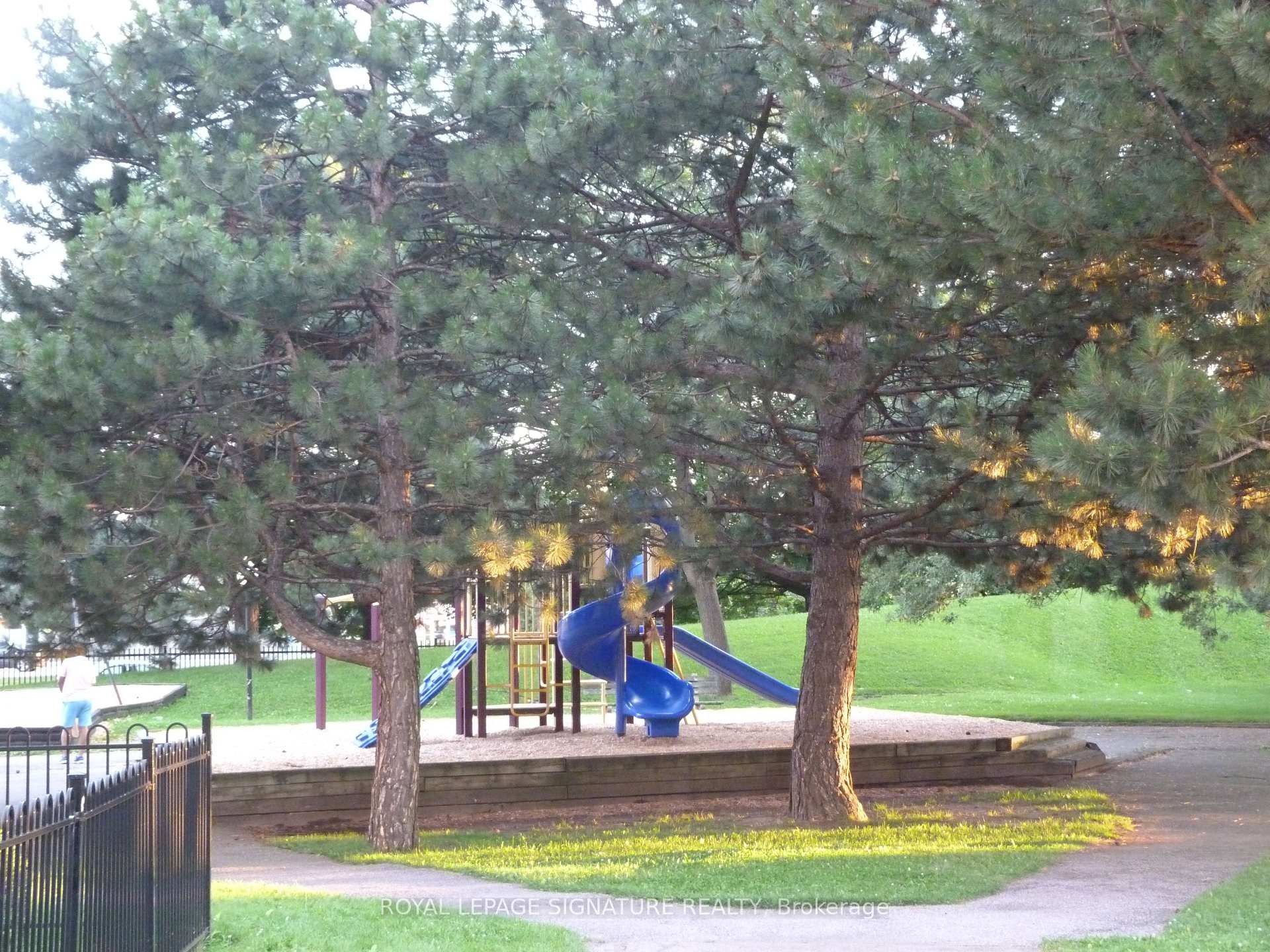 209-15 Kensington Road, Brampton, ON - Outdoor