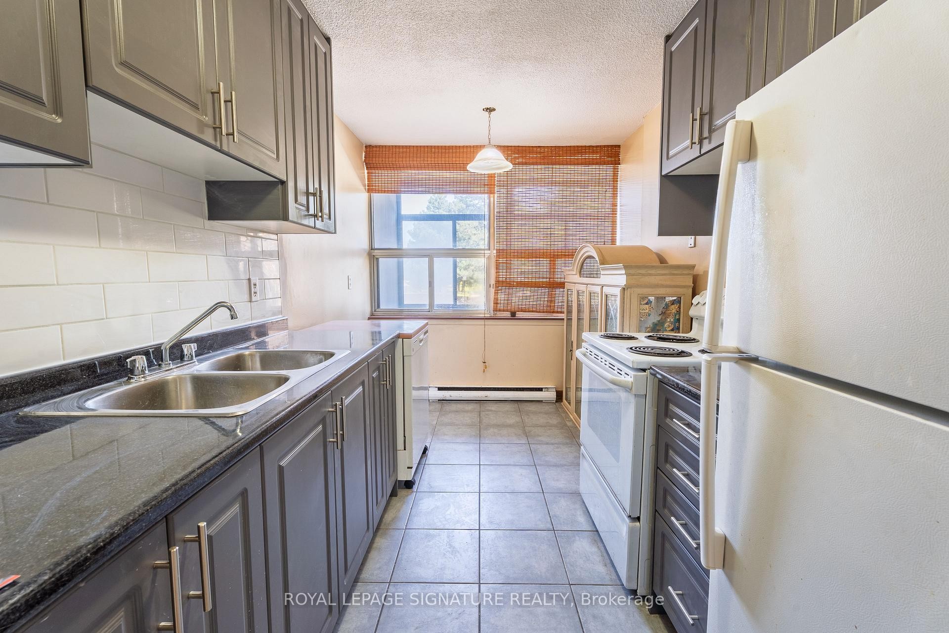 209-15 Kensington Road, Brampton, ON - Indoor Photo Showing Kitchen With Double Sink
