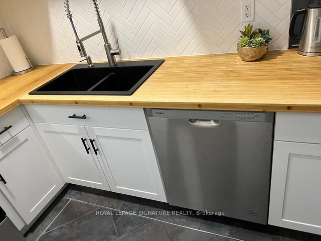 Main-208 Carlton Street, Toronto, ON - Indoor Photo Showing Other Room