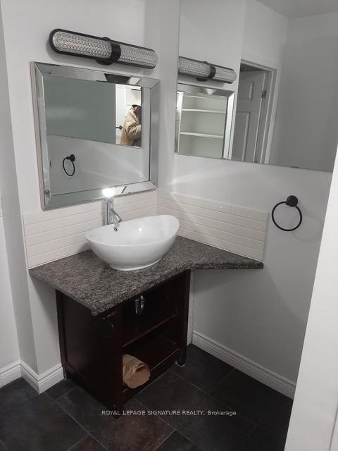 Main-208 Carlton Street, Toronto, ON - Indoor Photo Showing Bathroom