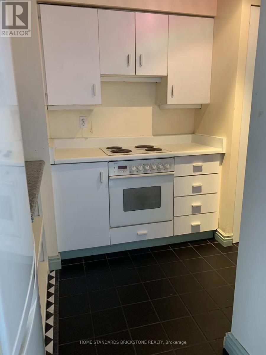809 - 1055 Bay Street, Toronto, ON - Indoor Photo Showing Kitchen
