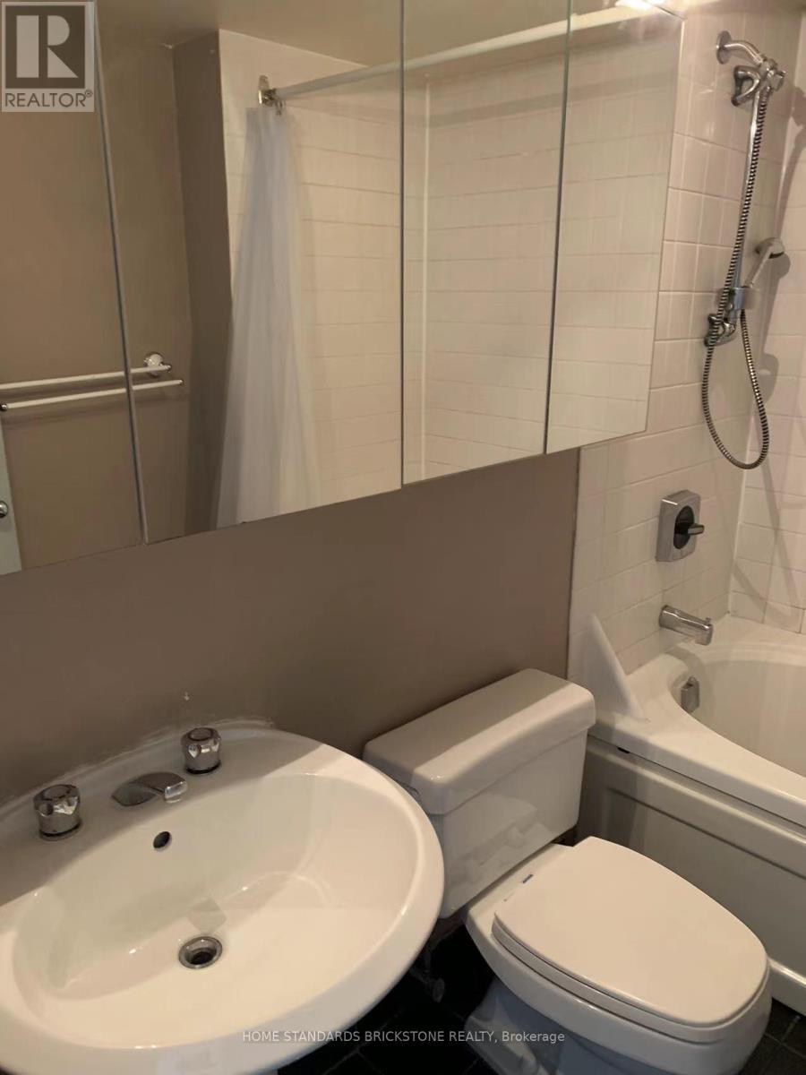 809 - 1055 Bay Street, Toronto, ON - Indoor Photo Showing Bathroom