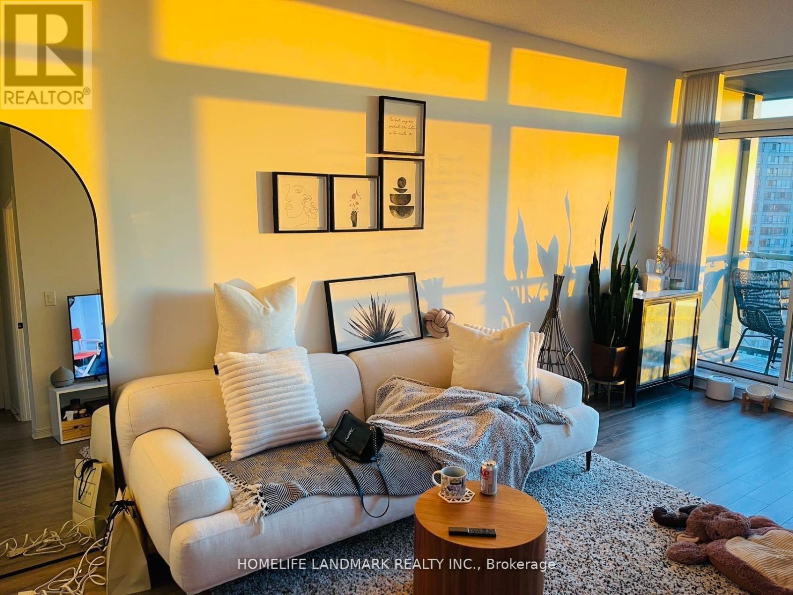 1406 - 5500 Yonge Street, Toronto, ON - Indoor Photo Showing Living Room