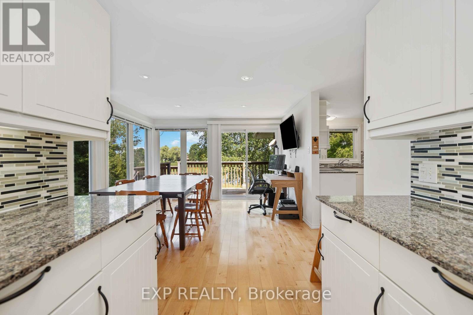 568 Mallard Circle, Selwyn, ON - Indoor Photo Showing Kitchen With Upgraded Kitchen