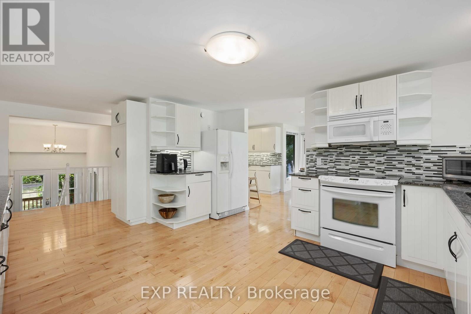 568 Mallard Circle, Selwyn, ON - Indoor Photo Showing Kitchen With Upgraded Kitchen