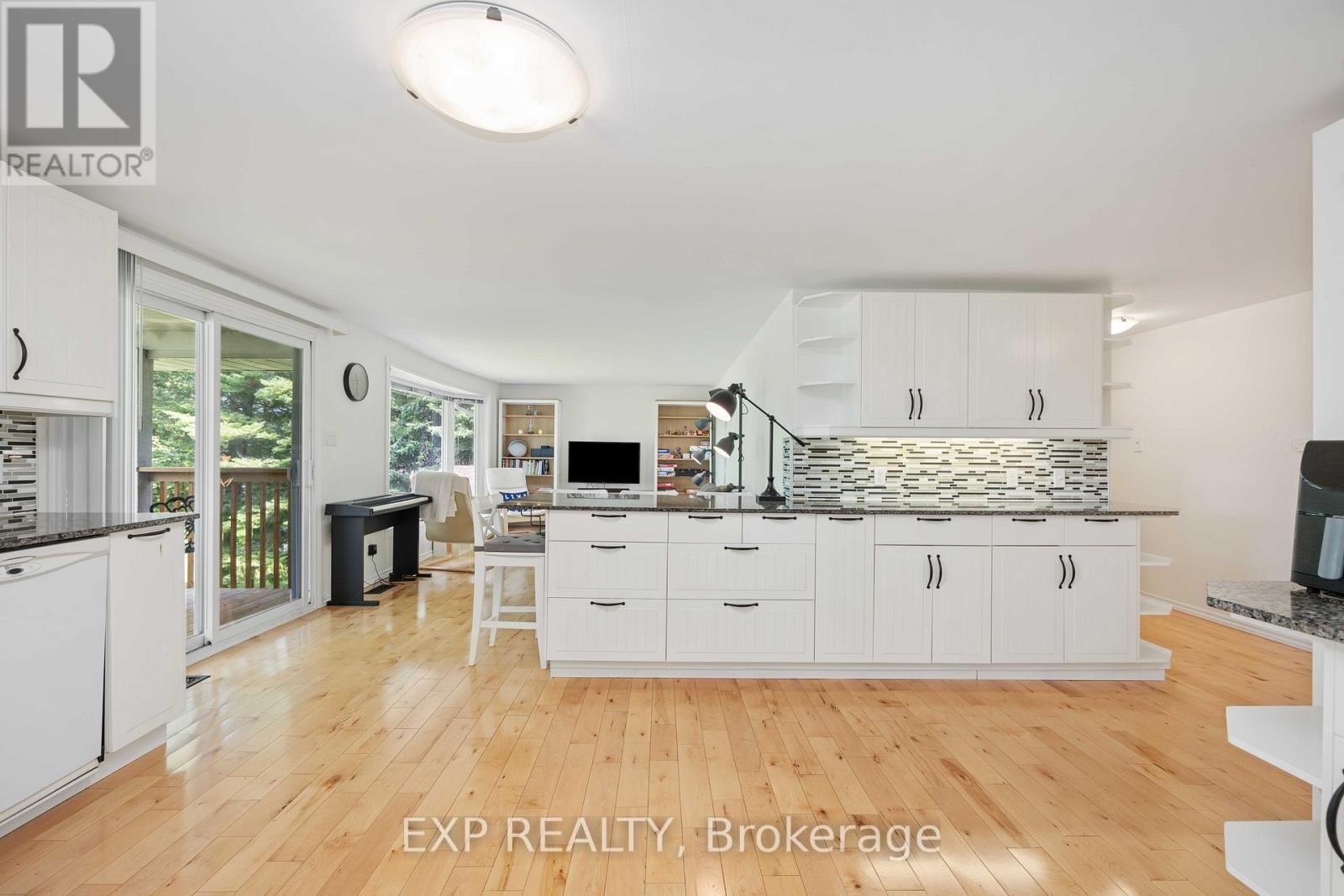 568 Mallard Circle, Selwyn, ON - Indoor Photo Showing Kitchen