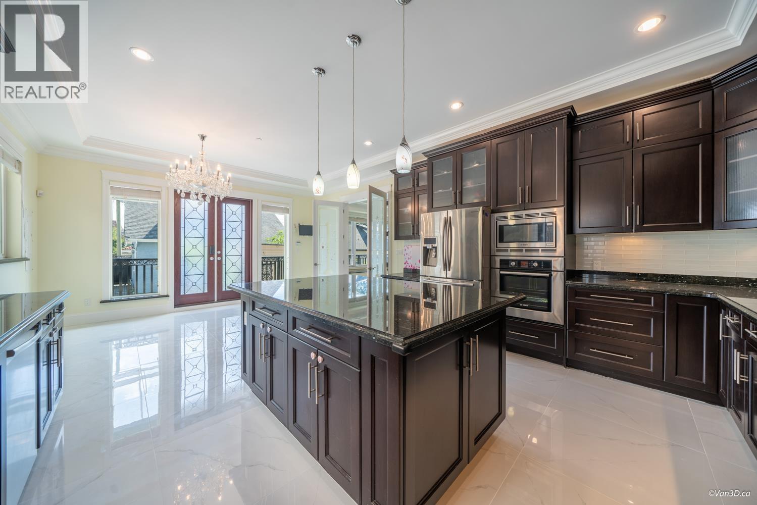 6830 Vivian Street, Vancouver, BC - Indoor Photo Showing Kitchen With Upgraded Kitchen