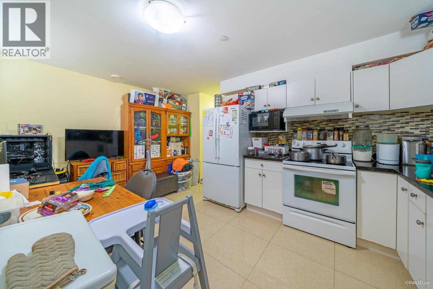 6830 Vivian Street, Vancouver, BC - Indoor Photo Showing Kitchen