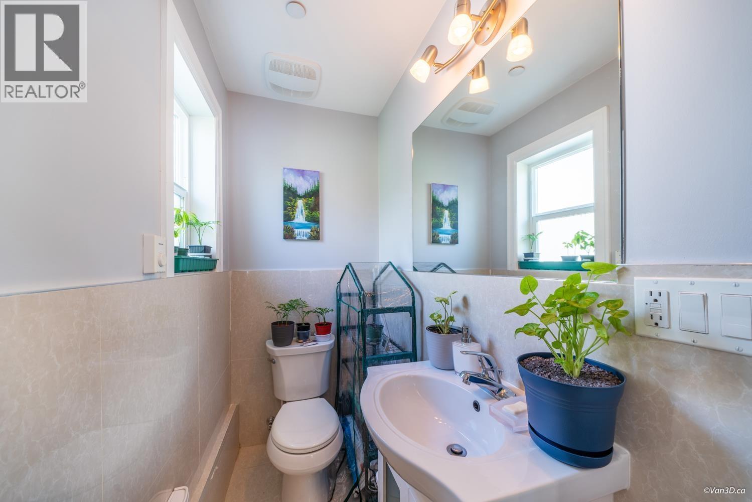 6830 Vivian Street, Vancouver, BC - Indoor Photo Showing Bathroom