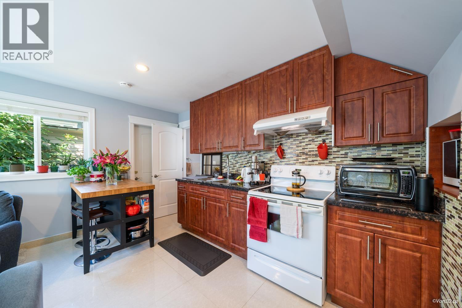 6830 Vivian Street, Vancouver, BC - Indoor Photo Showing Kitchen