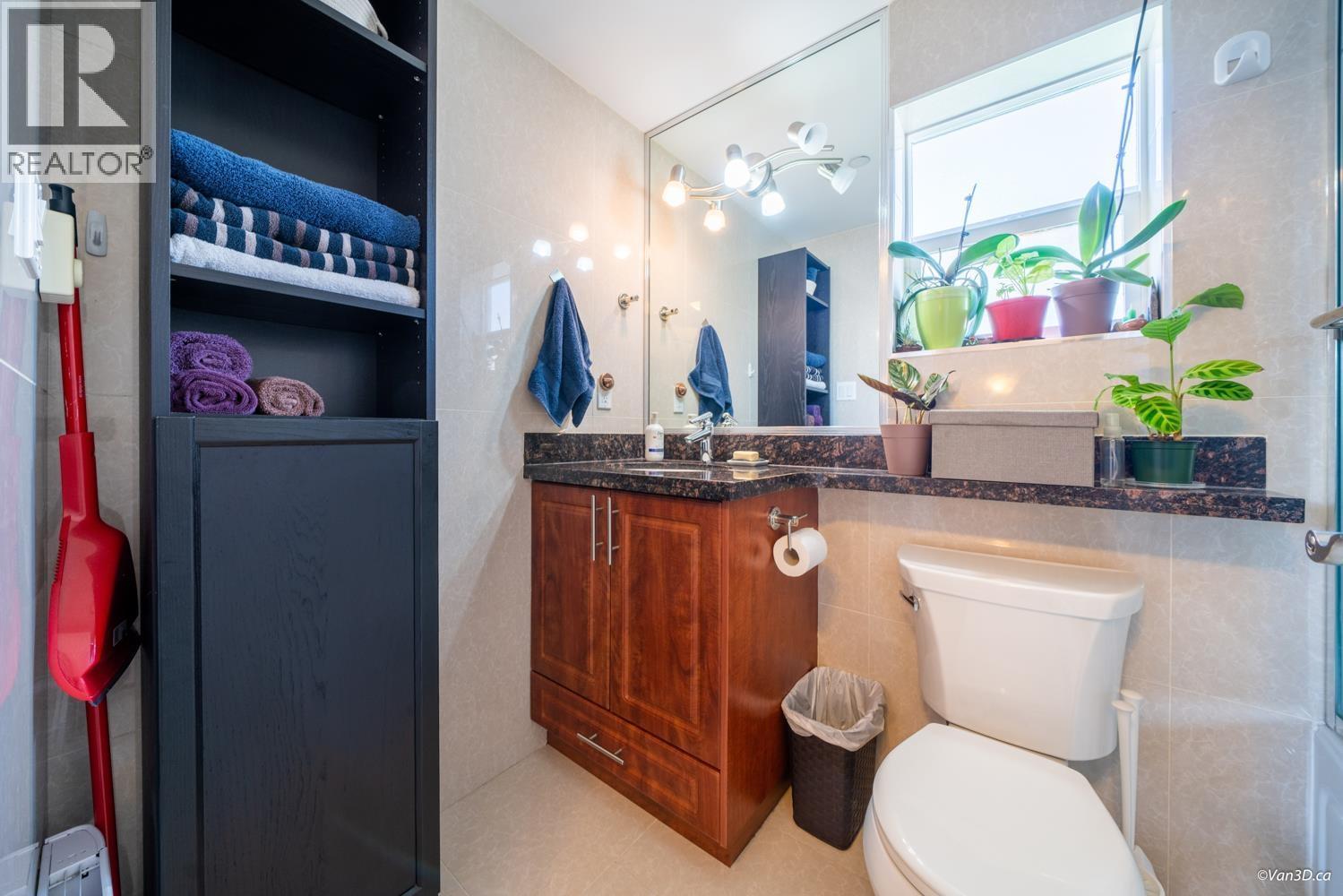 6830 Vivian Street, Vancouver, BC - Indoor Photo Showing Bathroom