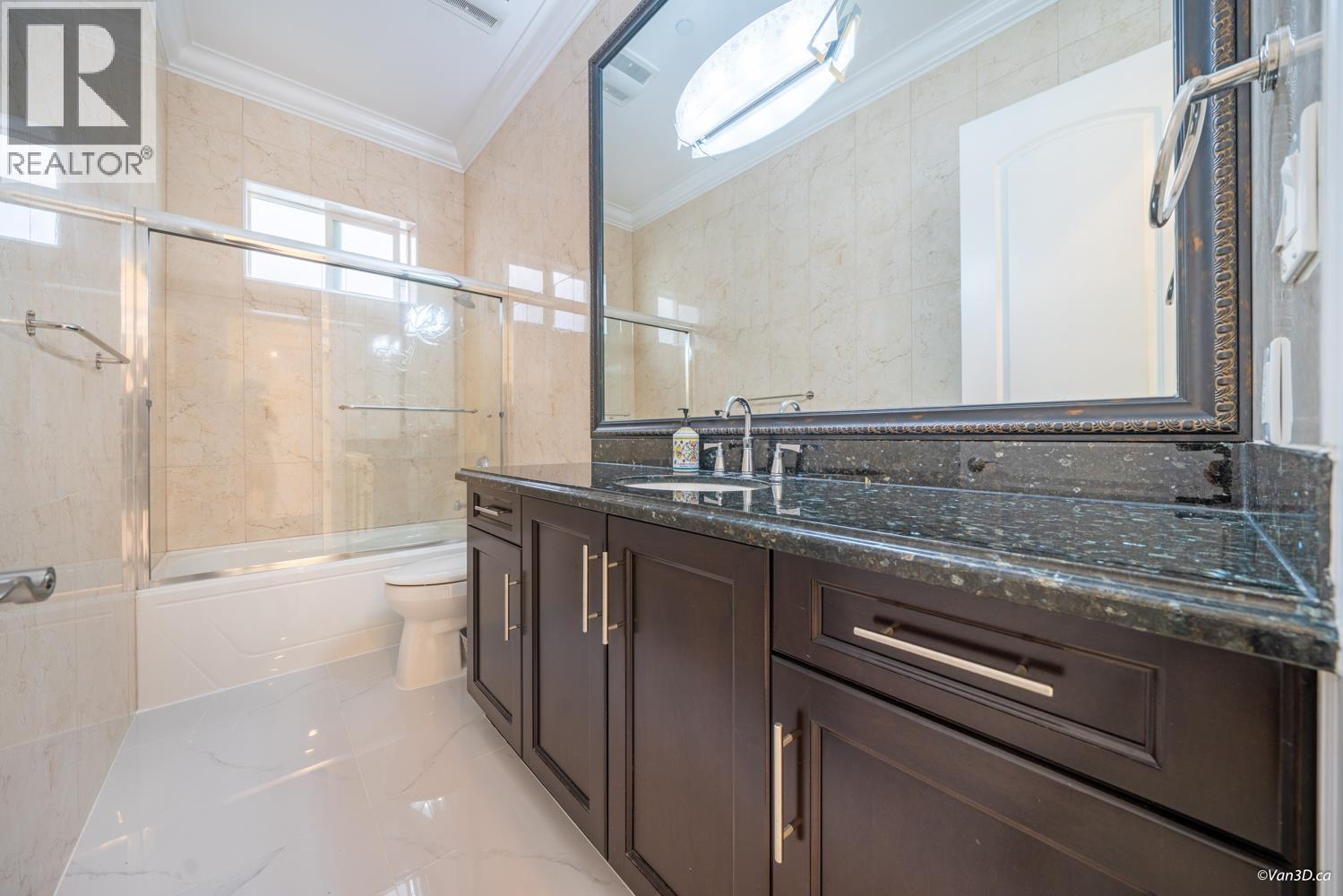 6830 Vivian Street, Vancouver, BC - Indoor Photo Showing Bathroom