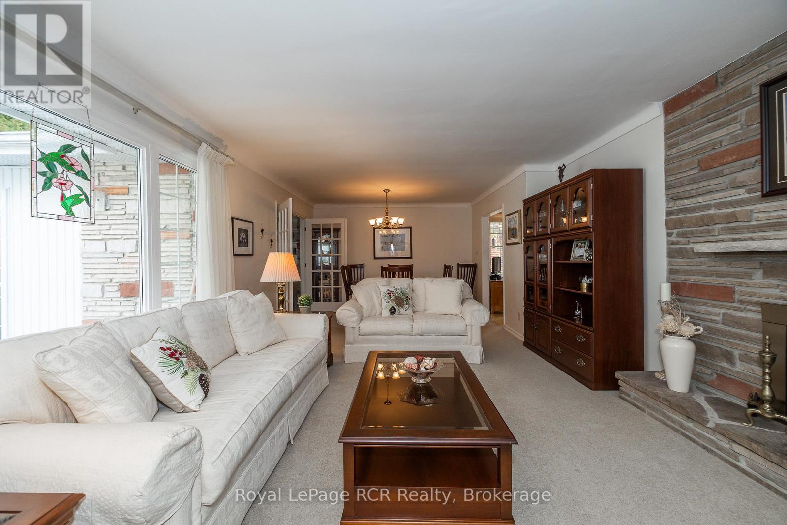 149 7Th Avenue E, Owen Sound, ON - Indoor Photo Showing Living Room