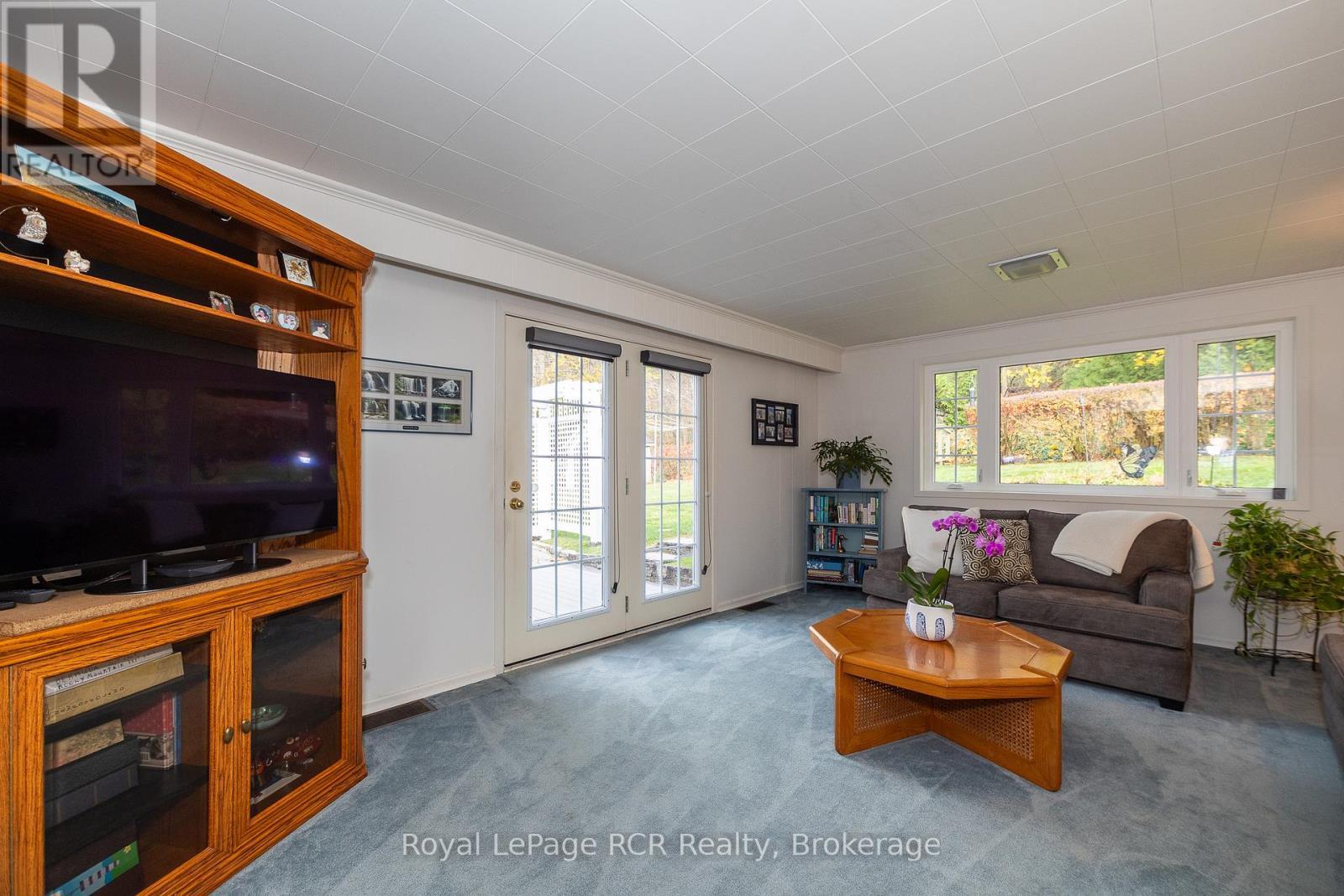 149 7Th Avenue E, Owen Sound, ON - Indoor Photo Showing Living Room With Fireplace
