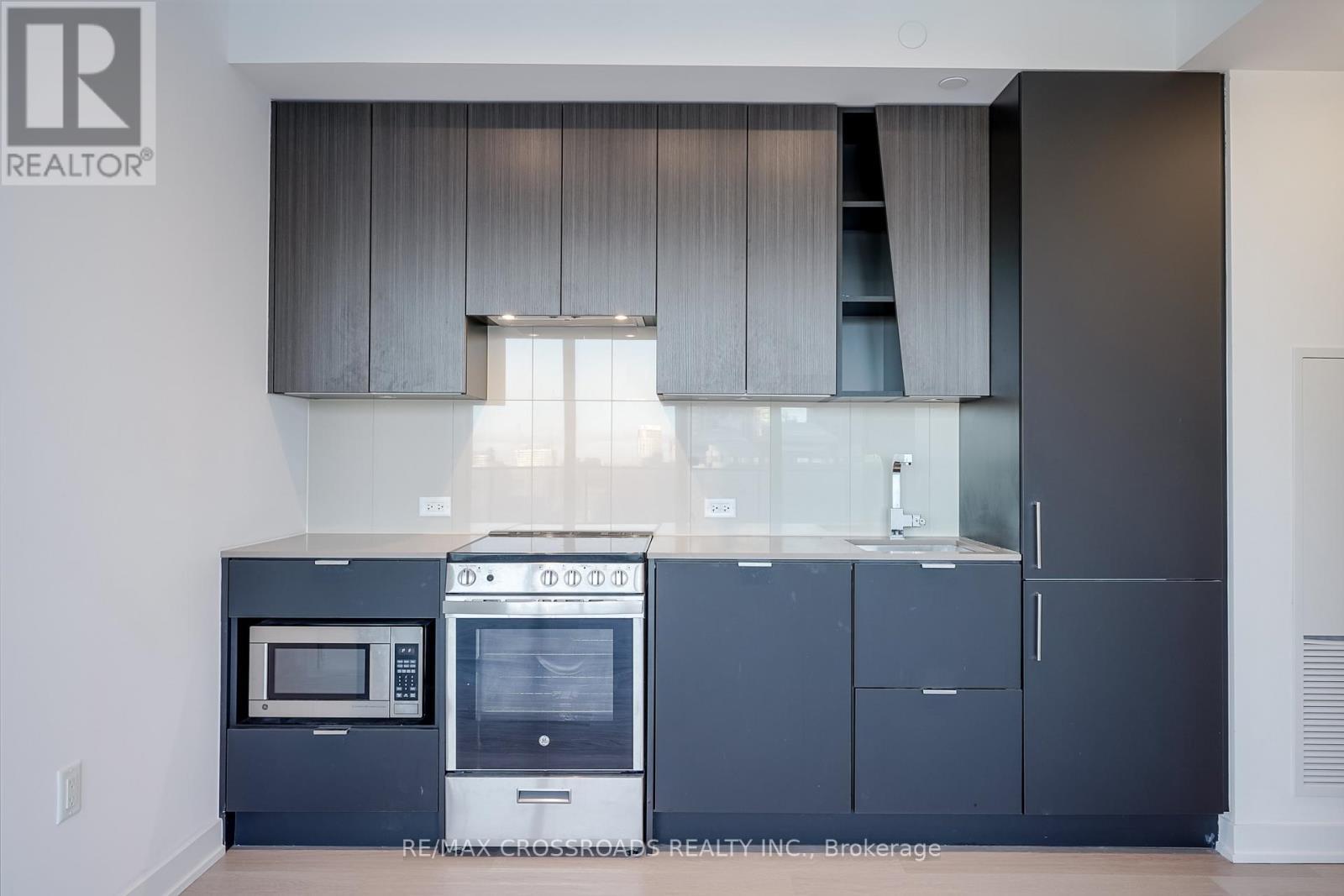 1804 - 3883 Quartz Road, Mississauga, ON - Indoor Photo Showing Kitchen