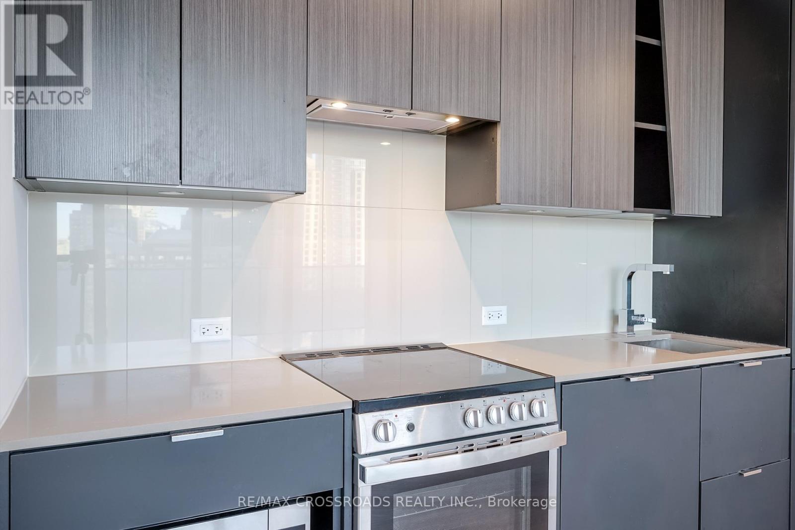 1804 - 3883 Quartz Road, Mississauga, ON - Indoor Photo Showing Kitchen