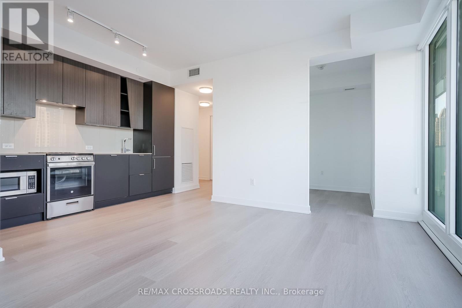 1804 - 3883 Quartz Road, Mississauga, ON - Indoor Photo Showing Kitchen