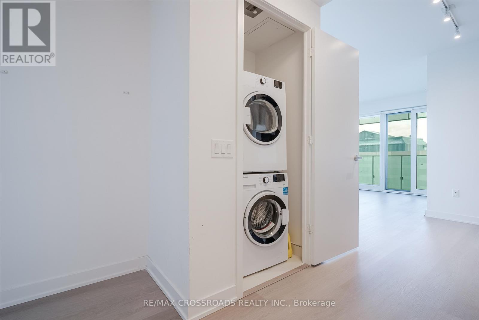 1804 - 3883 Quartz Road, Mississauga, ON - Indoor Photo Showing Laundry Room