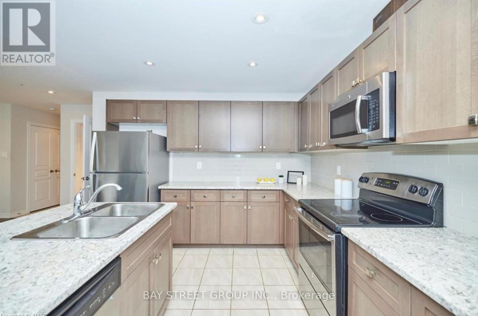 15 Kenmar Court, St. Catharines, ON - Indoor Photo Showing Kitchen With Double Sink
