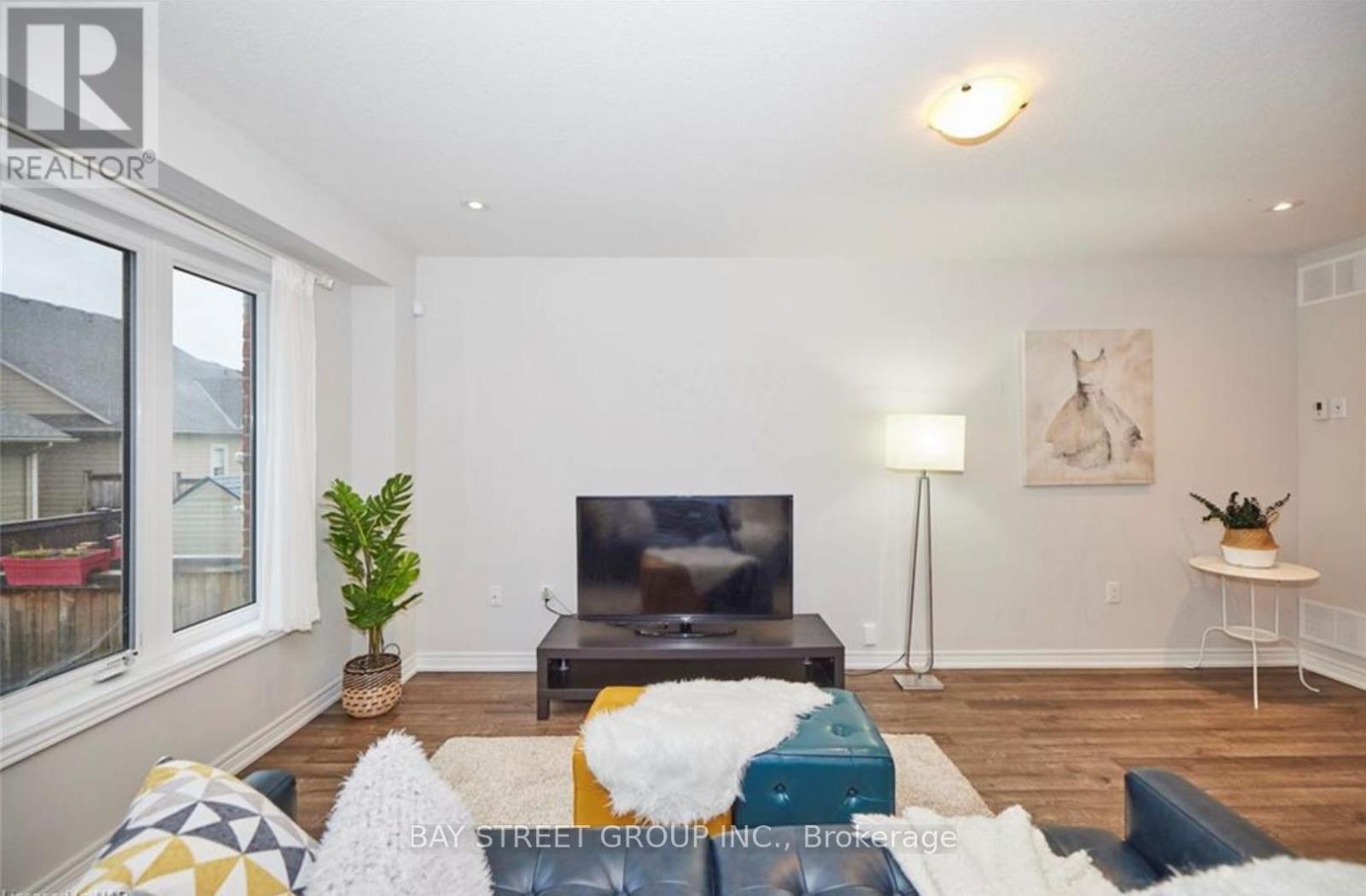 15 Kenmar Court, St. Catharines, ON - Indoor Photo Showing Living Room