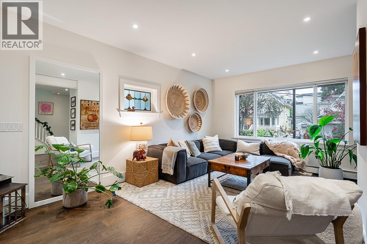 3576 Marshall Street, Vancouver, BC - Indoor Photo Showing Living Room