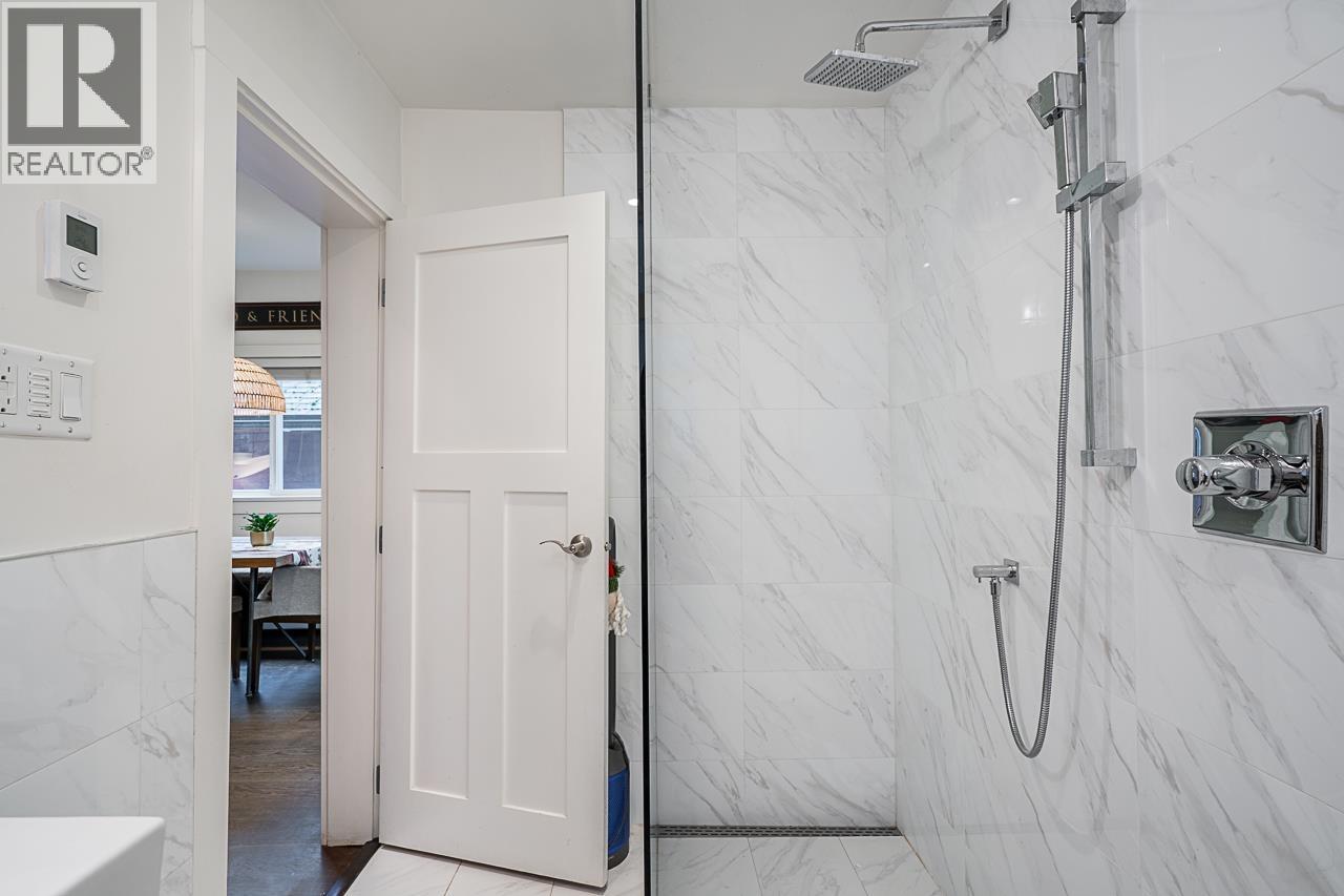 3576 Marshall Street, Vancouver, BC - Indoor Photo Showing Bathroom