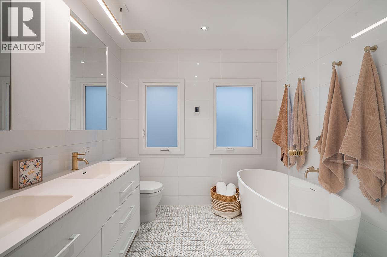 3576 Marshall Street, Vancouver, BC - Indoor Photo Showing Bathroom