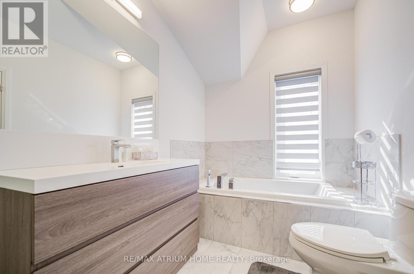 9076 Woodbine Ave, Markham, ON - Indoor Photo Showing Bathroom