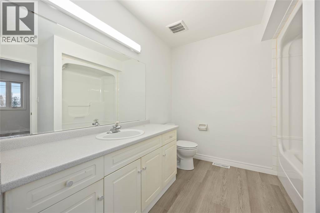 260-266 London Road, Sarnia, ON - Indoor Photo Showing Bathroom