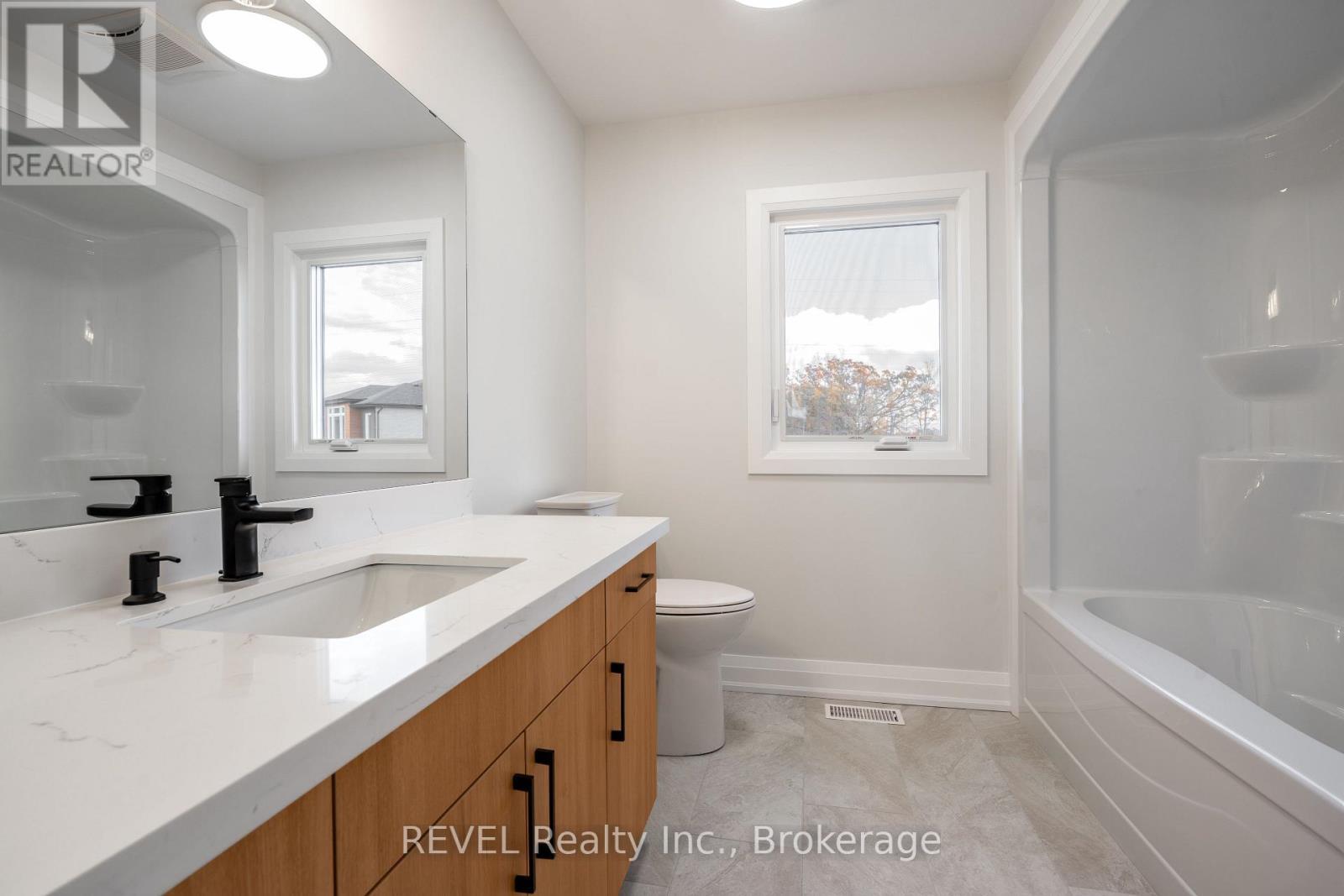 1186 Uppers Lane, Thorold (Rolling Meadows), ON - Indoor Photo Showing Bathroom