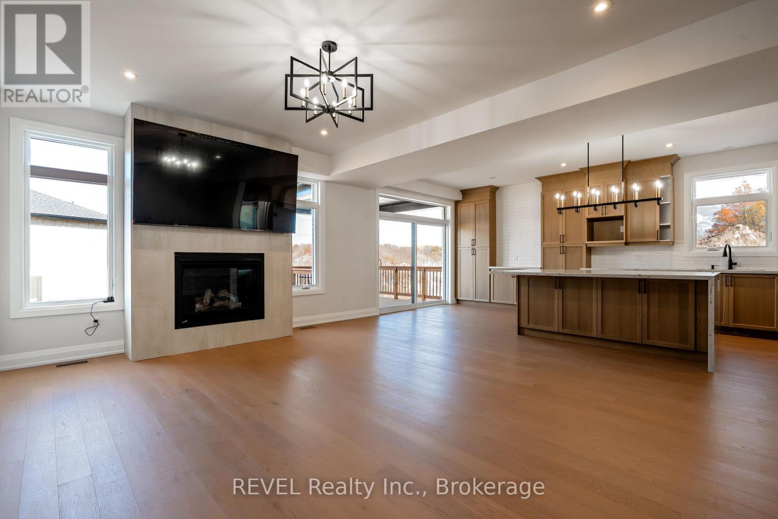 1186 Uppers Lane, Thorold (Rolling Meadows), ON - Indoor Photo Showing Living Room With Fireplace
