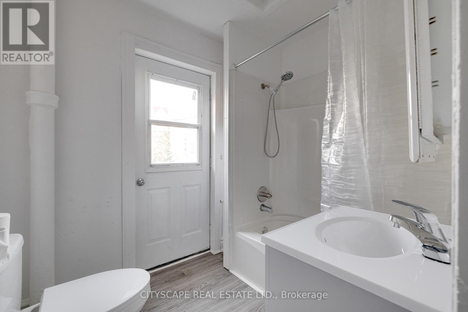 Bathroom - B - 61 Eby Street S, Kitchener, ON - Indoor Photo Showing Bathroom