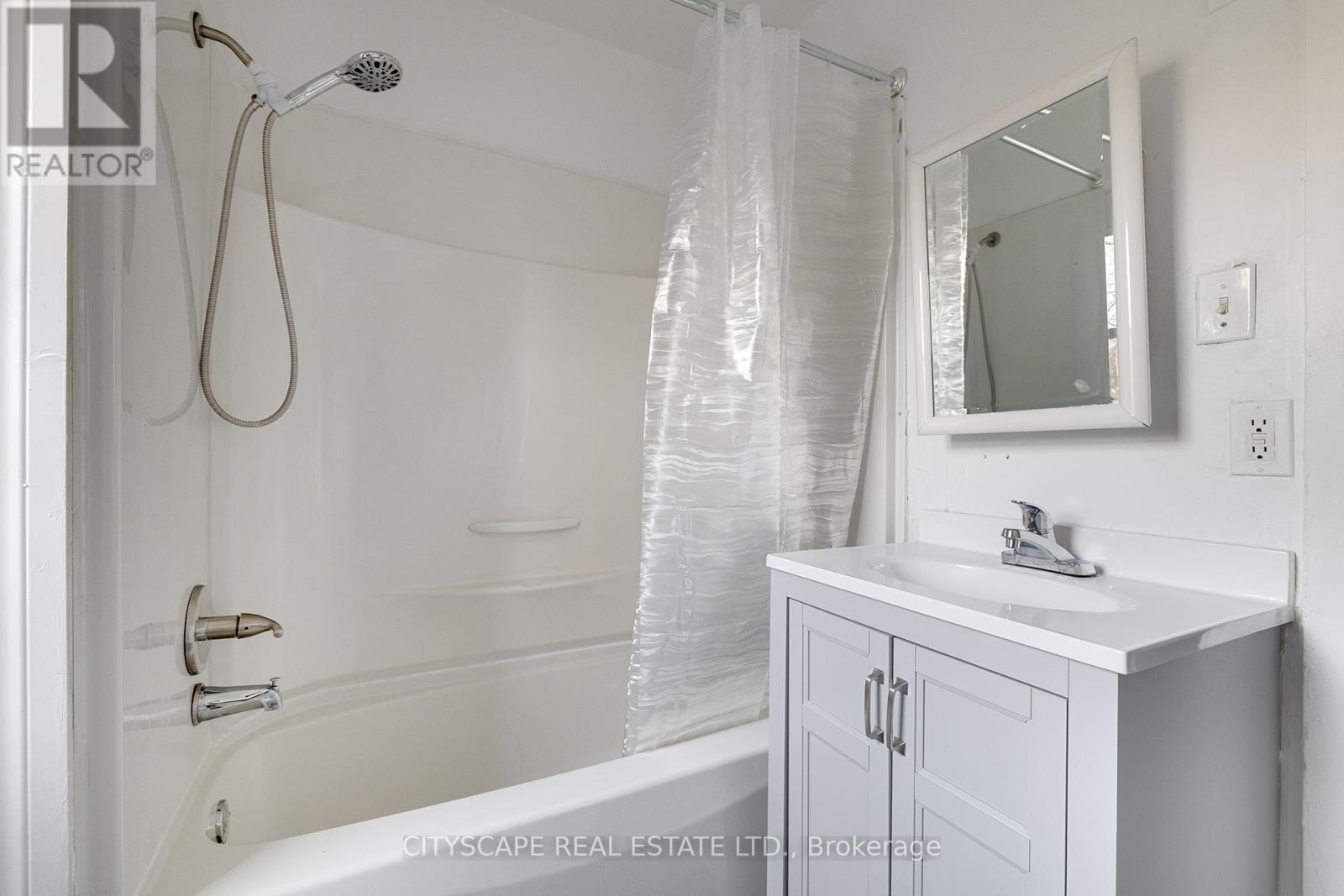 Bathroom - B - 61 Eby Street S, Kitchener, ON - Indoor Photo Showing Bathroom