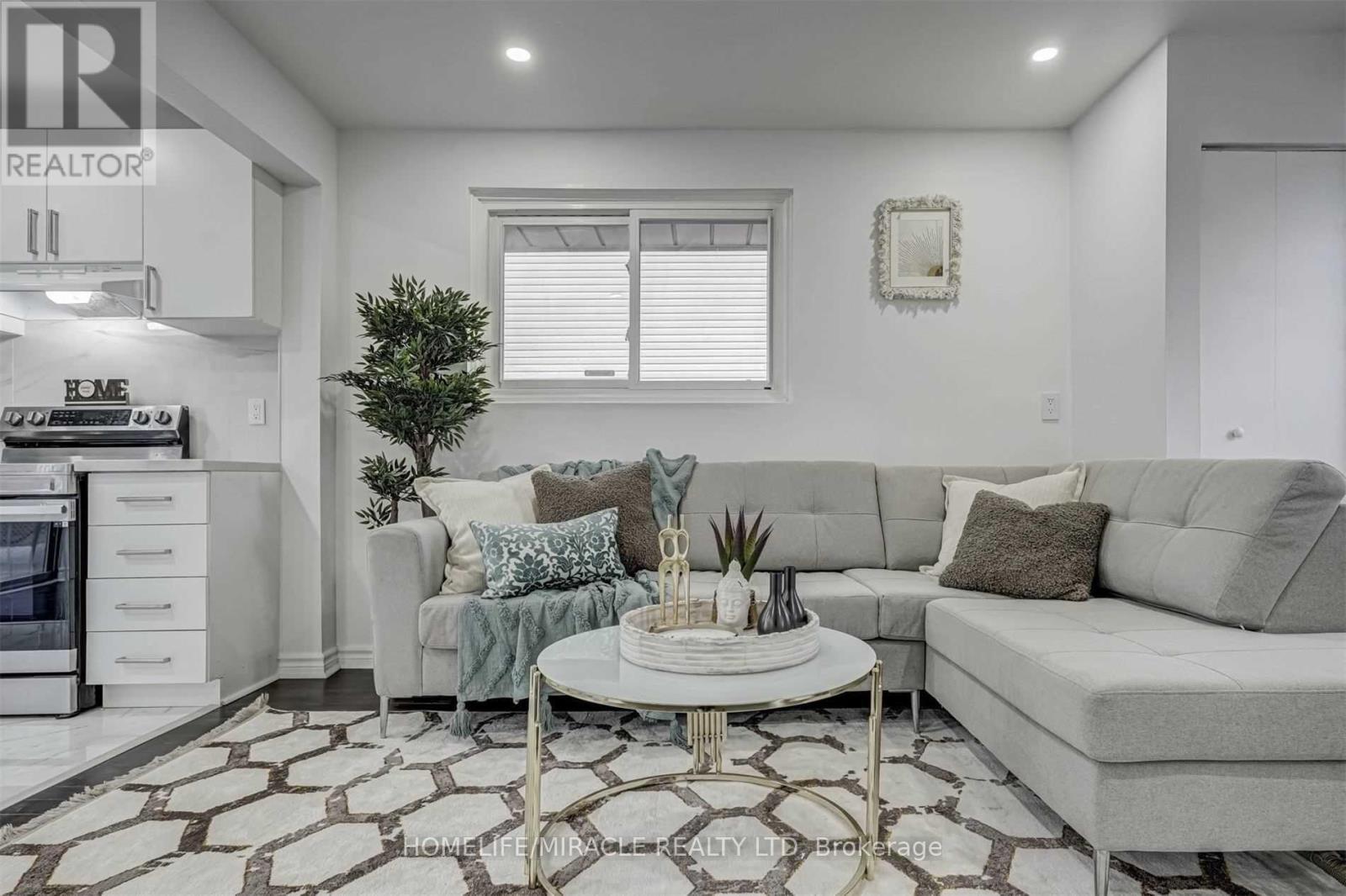 33 Mosque Crescent, Toronto, ON - Indoor Photo Showing Living Room