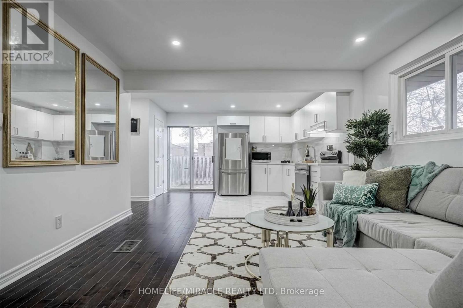 33 Mosque Crescent, Toronto, ON - Indoor Photo Showing Living Room