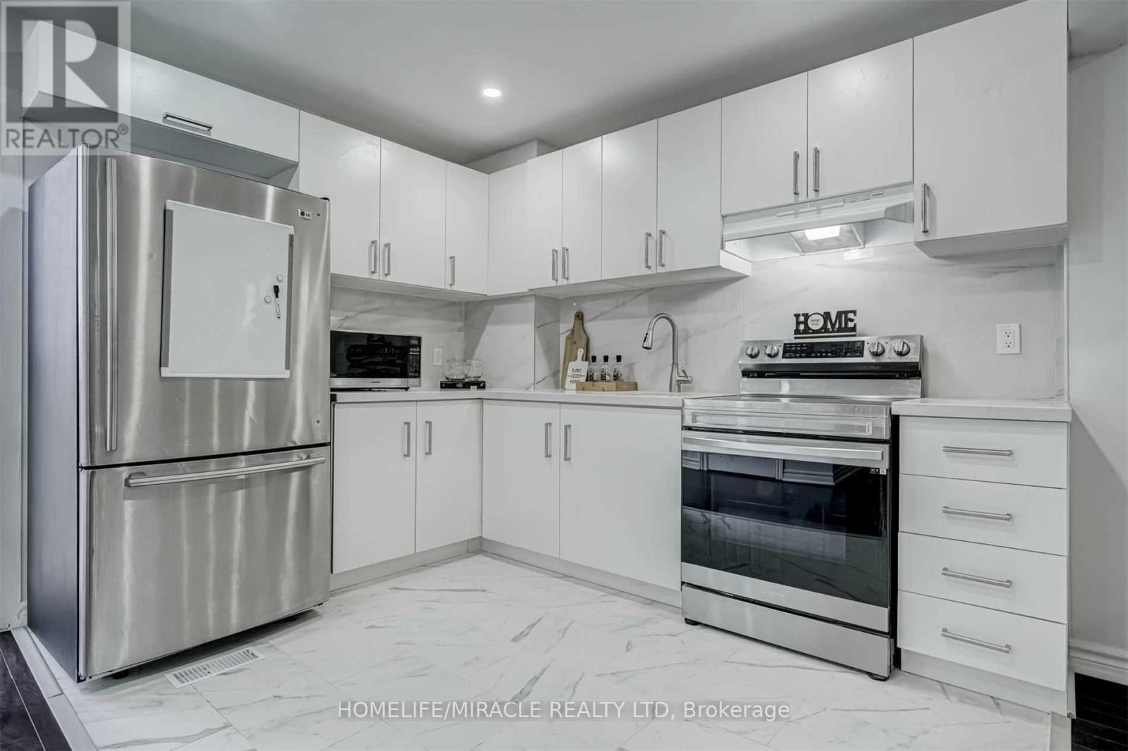 33 Mosque Crescent, Toronto, ON - Indoor Photo Showing Kitchen