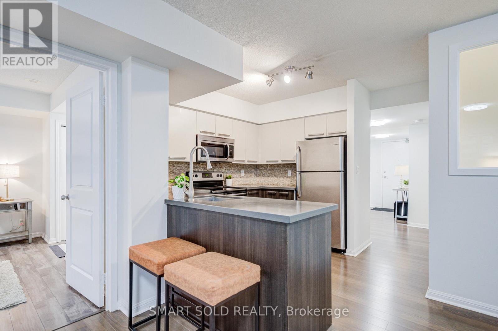 1612 - 11 St Joseph Street, Toronto, ON - Indoor Photo Showing Kitchen