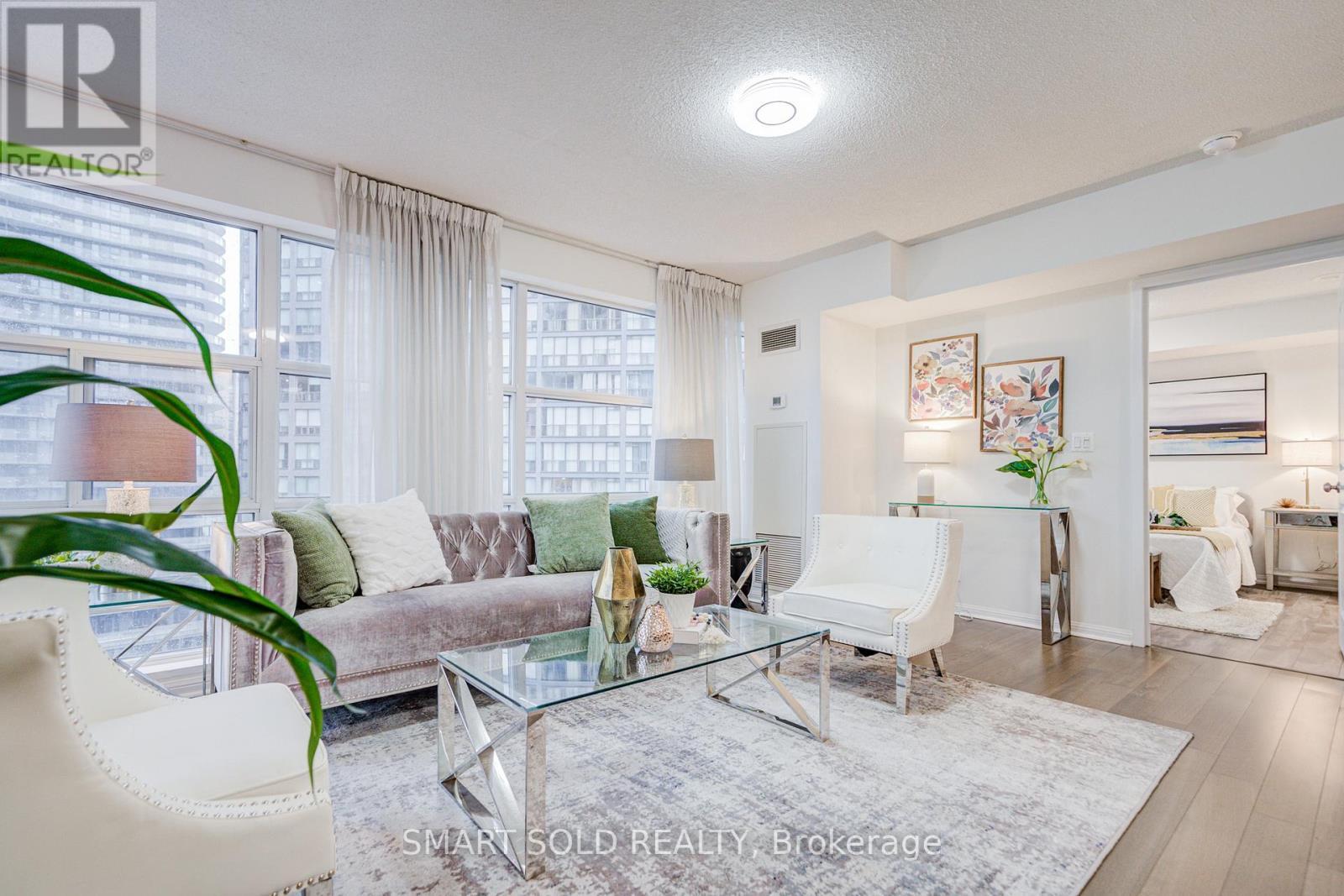 1612 - 11 St Joseph Street, Toronto, ON - Indoor Photo Showing Living Room