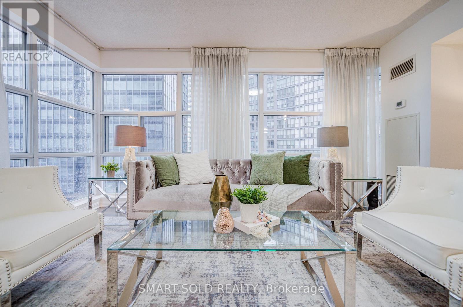 1612 - 11 St Joseph Street, Toronto, ON - Indoor Photo Showing Living Room