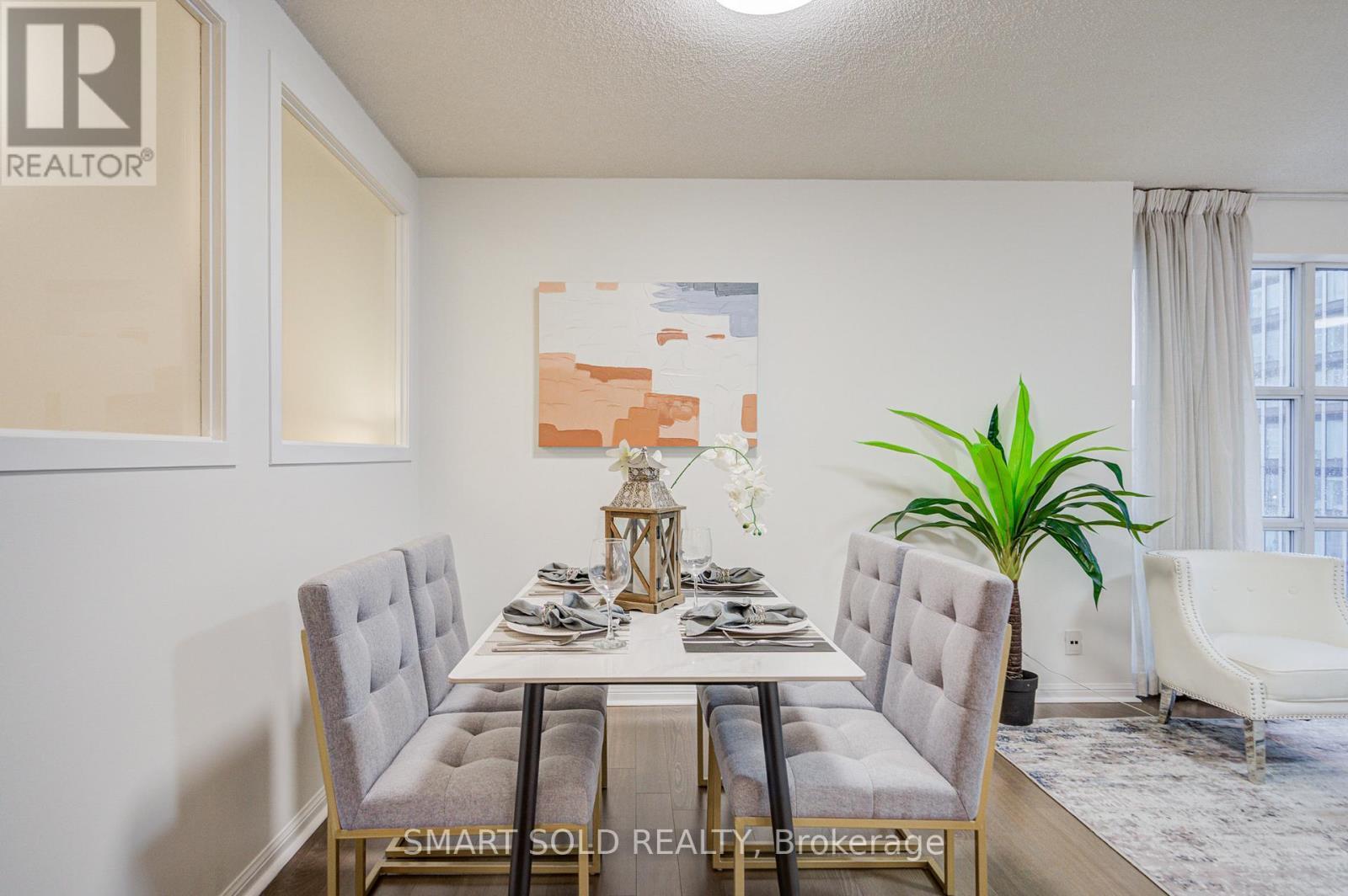 1612 - 11 St Joseph Street, Toronto, ON - Indoor Photo Showing Dining Room