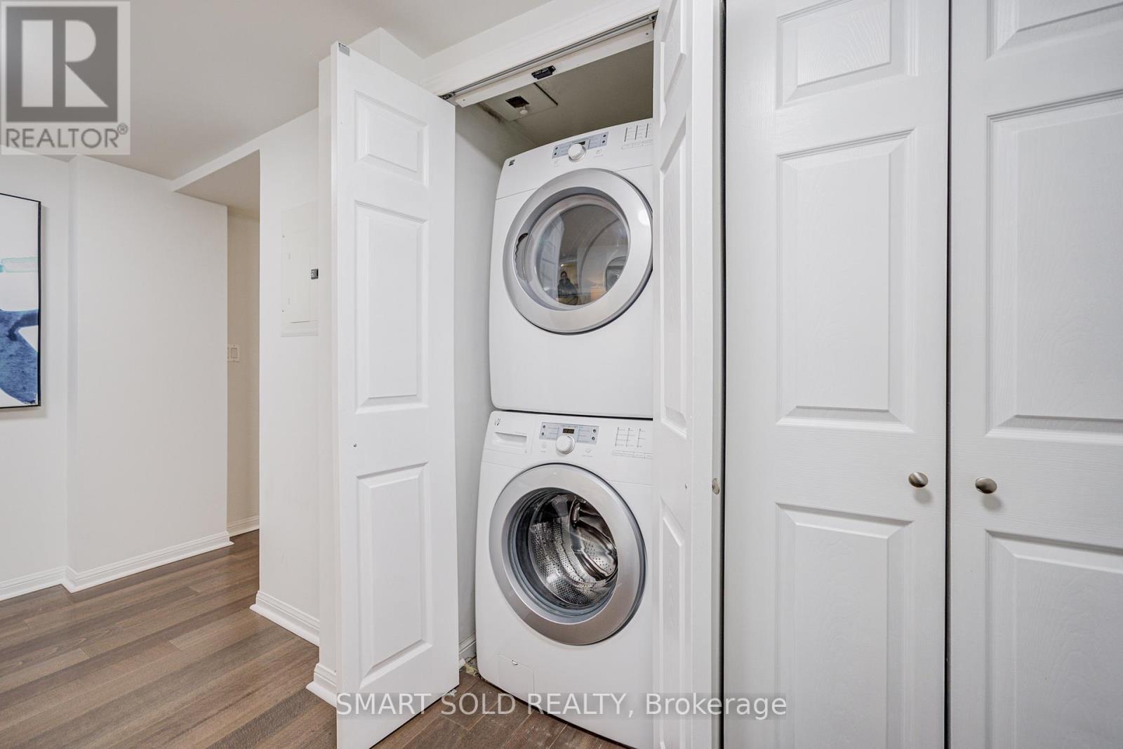 1612 - 11 St Joseph Street, Toronto, ON - Indoor Photo Showing Laundry Room